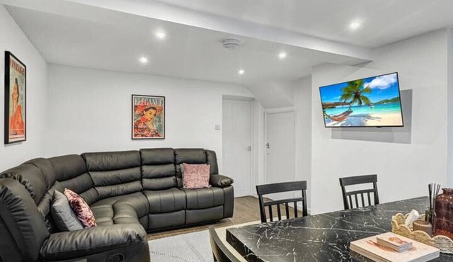 Sleeps 8, 4 bed 2 bathroom house with parking