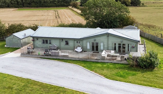Sleeps6- Hot Tub- Pet Friendly- Log Burner