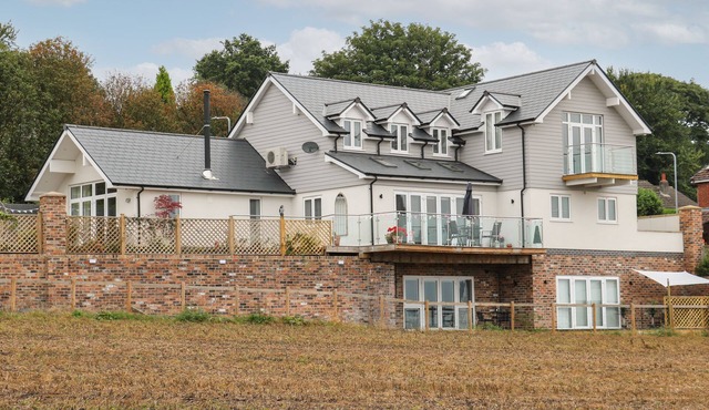 SLITTING MILL ANNEX, romantic, with hot tub in Rugeley