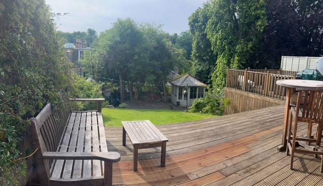Small Private Guest cabin in lush green Dean Village, 0.7mile to City Centre