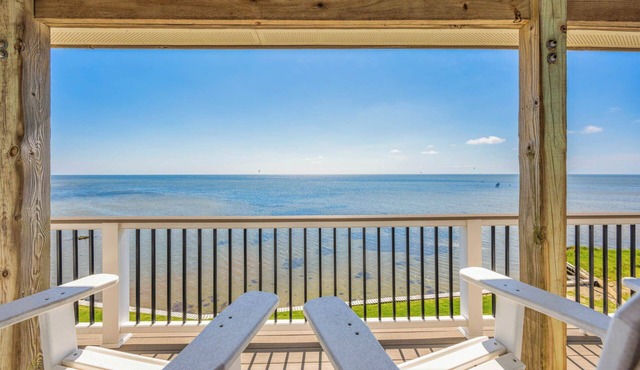 Soundfront with Pool, Hot Tub, Game Room, Direct Windsports Access, Tiki Bar