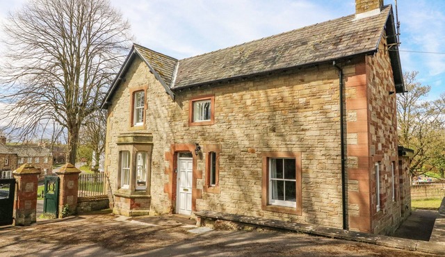 SOUTH LODGE, pet friendly, with a garden in Appleby-In-Westmorland