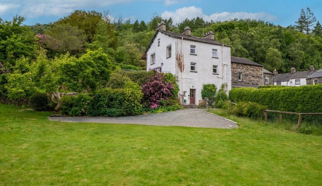 Space galore, an acre of gardens and four bedrooms, Lakeland farmhouse with games room, free parking
