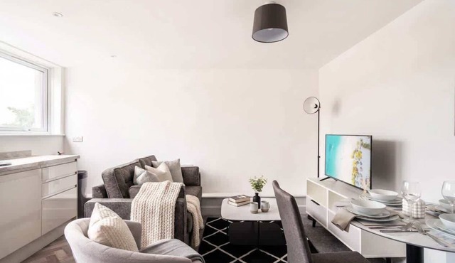 Spacious 1 Bed Apartment in Central Wrexham w WiFi