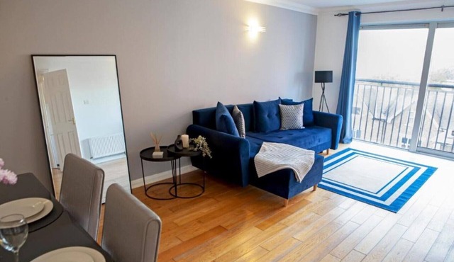 Spacious 2 Bed Flat In Wimbledon With Private Parking