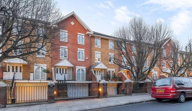 Spacious 2-bedroom Townhouse with Garden & Patio