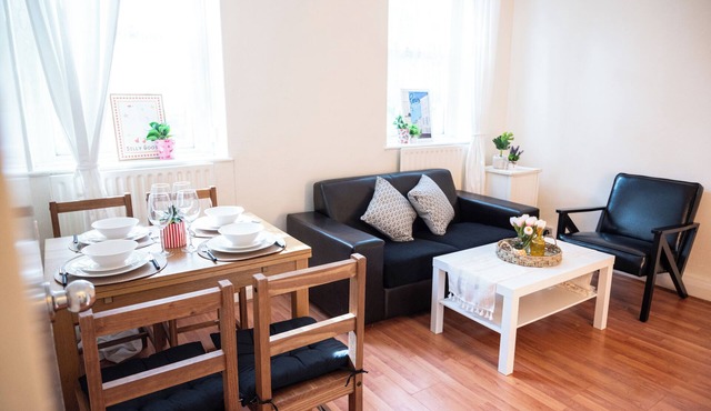 Spacious 2BR Family Rental Unit with LIFT - 12 min walk to Big Ben & city center