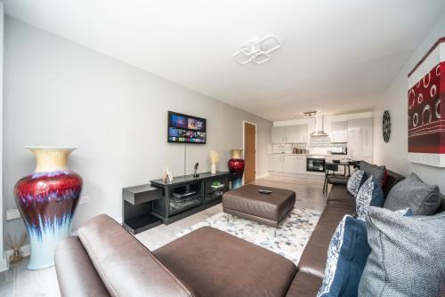 Spacious 3-Bedroom Apartment Near London Museum