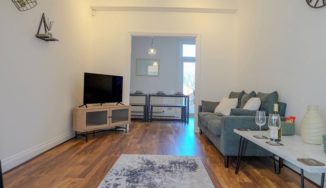 Spacious 4 Bed Central Property w/Free Parking and Garden Dining