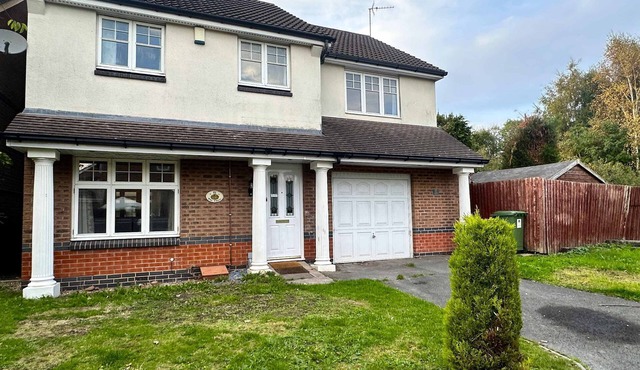 Spacious 4 Bed House with parking in Wolverhampton