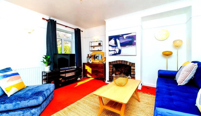 Spacious 4-Bed Home! WiFi ! Parking Great Location