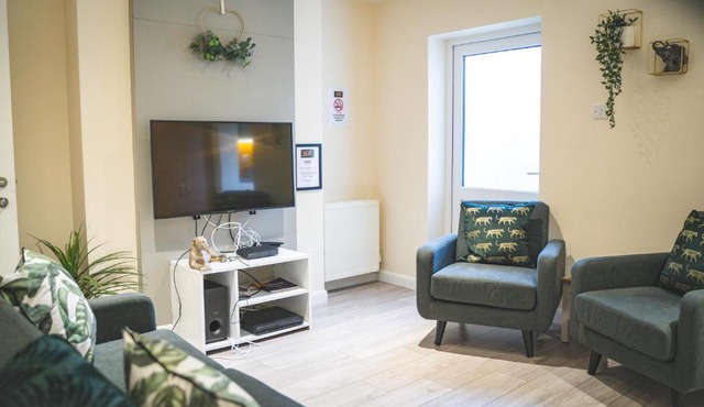 Spacious 4-bed house in Crewe by 53 Degrees Property, ideal for Contractors & Business, FREE parking - sleeps 7