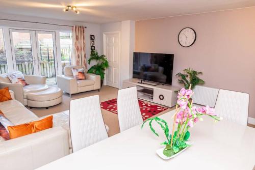 Spacious 4 Bed house with parking and garden at Reading
