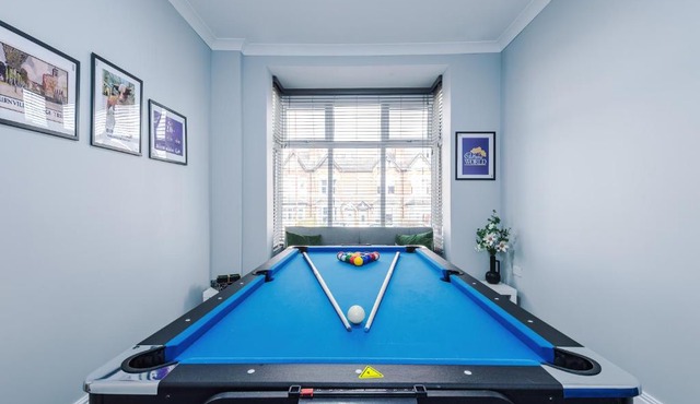 Spacious 4 Bed in Birmingham by 53 Degrees Property, Ideal for Business or Families, Games Room!