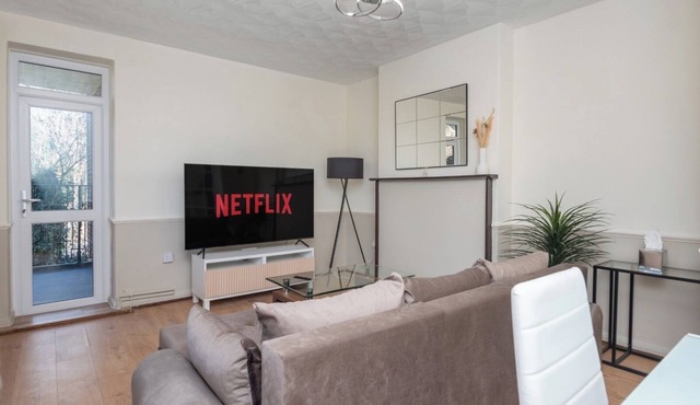 Spacious 4-Bed near Greenwich | Fast Links to London Bridge & Canary Wharf