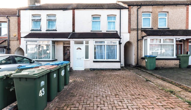 Spacious 4-Bedroom Home in Southampton – Perfect for Contractors or Families