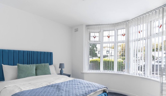 Spacious 4-Bed Home near Didsbury
