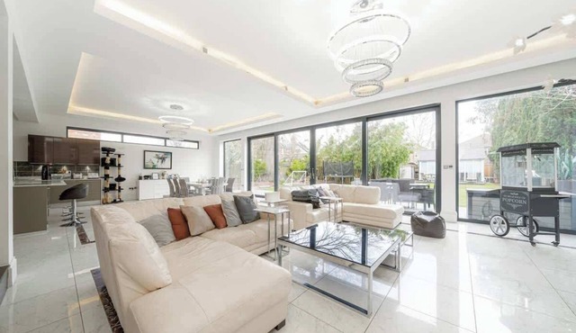 Spacious 5-Bed Family Home with Garden & Parking