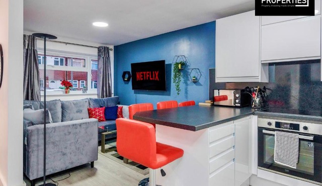 Spacious 5 Bedroom, 3 Bath House by Jesswood Properties Short Lets For Contractors, With Free Parking Near M1 & Luton Airport