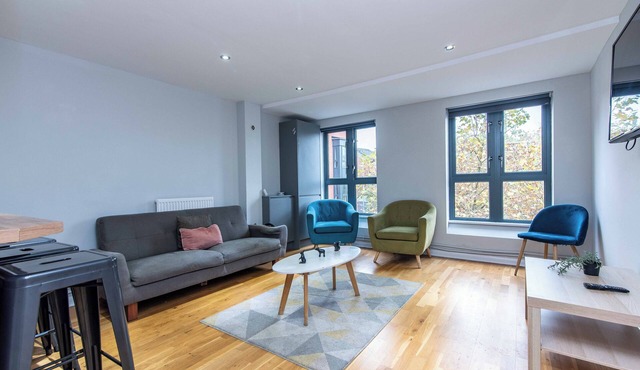 Spacious 6-Bed Flat in City Centre