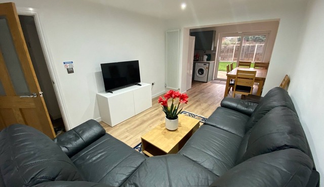 Spacious 6 Bedroom Home|FREE Parking & Wi-Fi|Garden