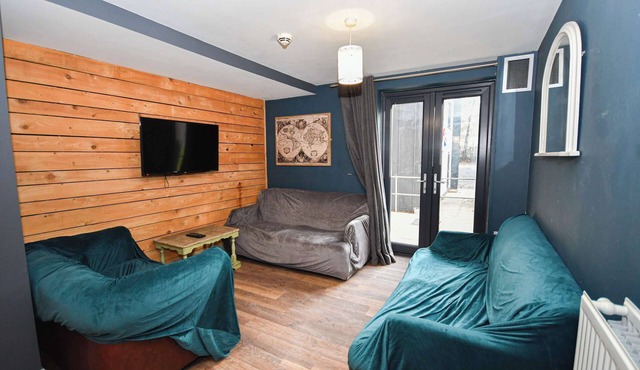Spacious 7 Bedroom Budget Apartment in Headingley