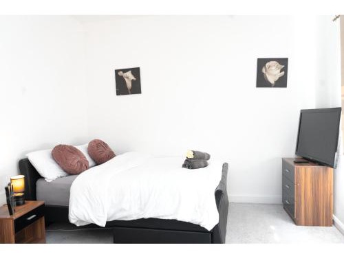 Spacious and Comfy Pad - Perfect for Long Stays & Contractors - Close to Sports Village, Leigh Market, and Mesnes Park - Easy Parking - Speedy Wi-Fi - Free On-Site or Nearby Parking - Private Luxury Garden