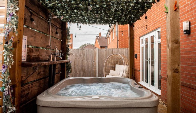 Spacious and Stylish House in Prime Location with HotTub