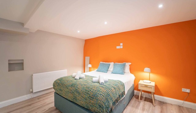 Spacious Apartment - Town Centre - Parking - 2 Bedrooms