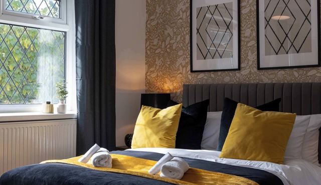 Spacious Apartment Near MCR Airport