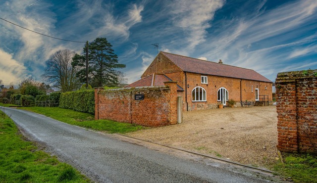 Spacious converted barn in North Norfolk with private hot tub & close to beaches
