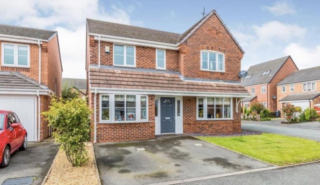 SPACIOUS DETACHED 5 Bedroom4 Bathroom WIFI Parking