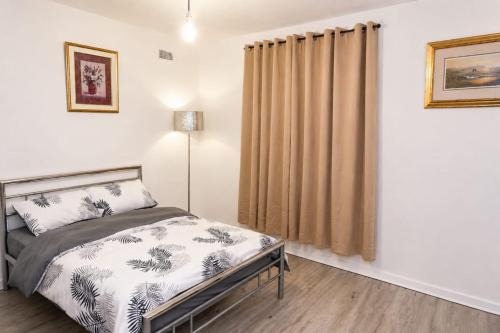 Spacious Double Room with TV & Fast Wi-Fi in Wolverhampton