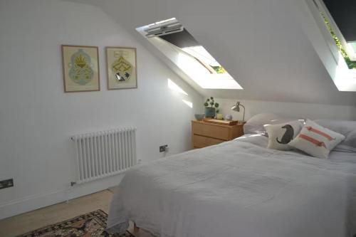 Spacious en-suite with kingsize bed & rain shower