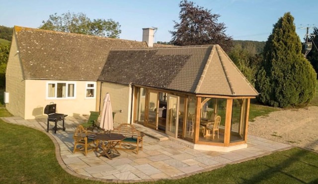 Spacious Family Bungalow with Oak Garden Room