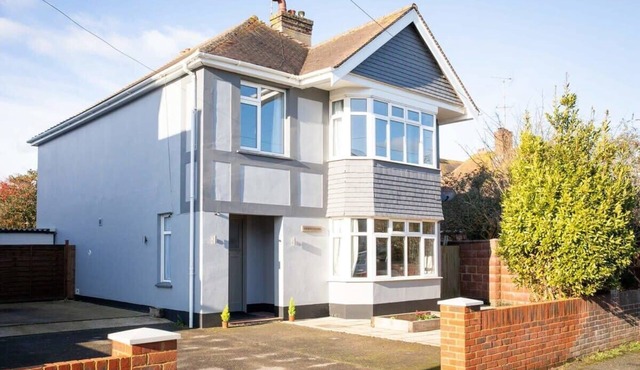 Spacious House for 10 Near Town & Beach