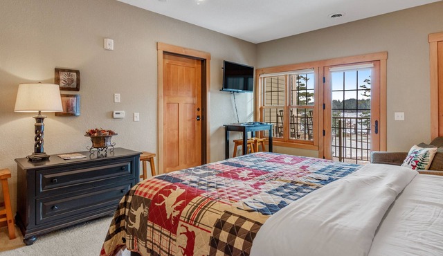 Spacious lakefront studio with kitchenette, balcony, pool, hot tubs, & firepit in Three Lakes