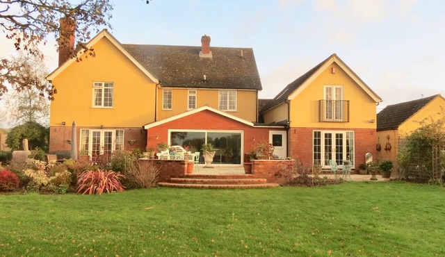 Spacious, light, self contained 2 room holiday Annex with own access.