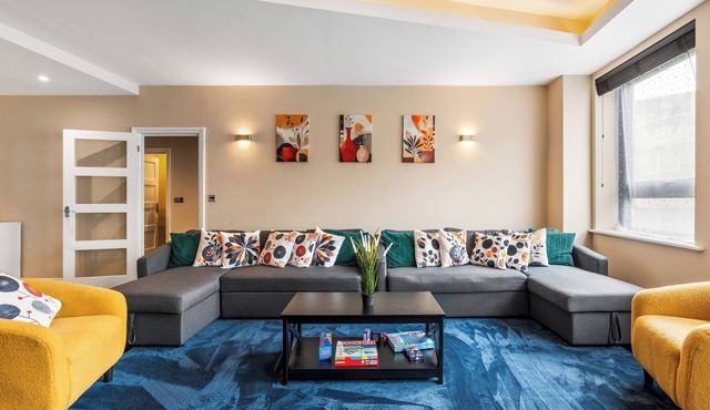 Spacious Modern 2-Bedroom Apartment in Brighton, Walk to Beach, Sleeps 10