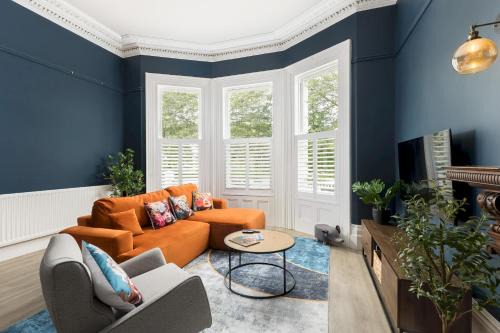 Spacious Modern 2 Bed Apartment with Parking - Pass the Keys in Leamington Spa
