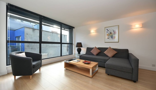 Spacious modern bright flat 2min from Tube, 24h check-in, 12min from St Paul’s