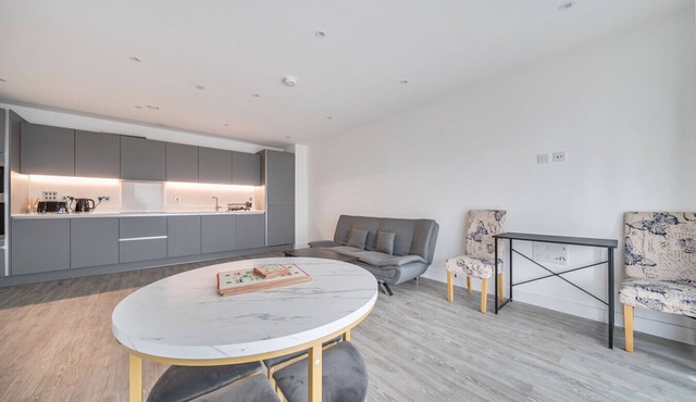 Spacious modern flat with balcony, free parking and great access