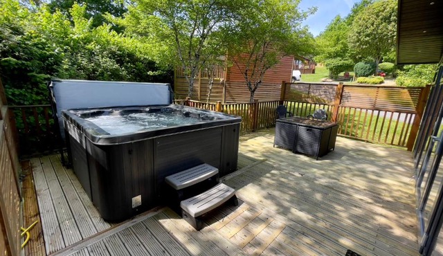 Spacious Oak Cabin with Hot Tub - Devon