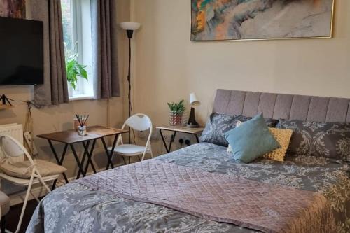 Spacious Studio, Free Street Parking, West Molesey, KT8