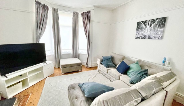 Spacious Three Bed House & Private Garden - New Brighton Beach & Promenade