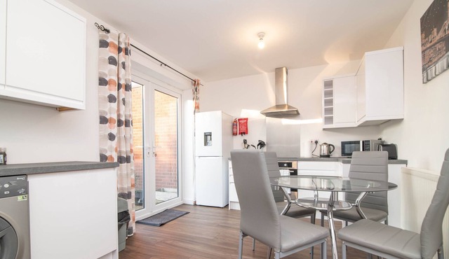 Spacious Two-Bed House with Parking and Garden
