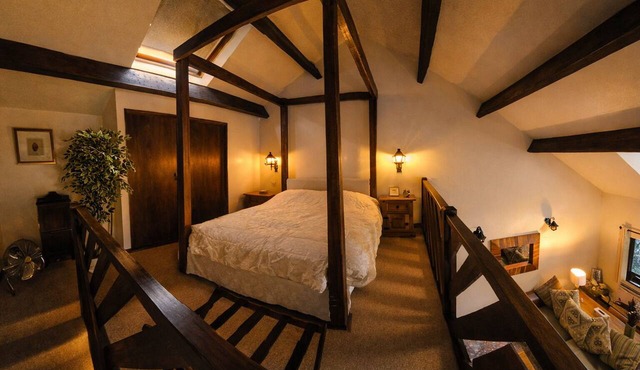 Split level apartment - King Bed in Bristol