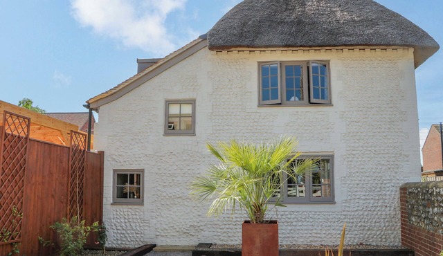 SPRING COTTAGE, pet friendly, character holiday cottage in Yapton