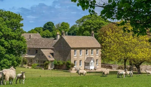 Spring House, Cowley - sleeps 11 guests in 6 bedrooms