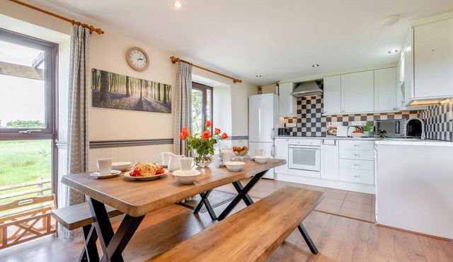 Squirrels Hollow - Three Bedroom House, Sleeps 6